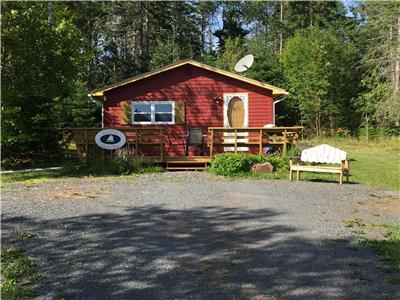 JULY 18-24 IS AVAILABLE. A/C. Fire pit. Kayaks. Private beach. Large deck. BbQ. Quiet.