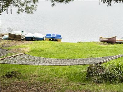 Ste-Lucie chalet - dock, boats, air conditioning, veranda mosquito, private beach, taxes included