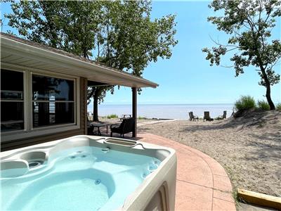 Lake Front Lucky Seven Cottage w/ Hot Tub