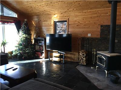 Le spectaculaire chalet au bord de l'eau avec vue rocheuse sur la rive sud du lac Nipissing