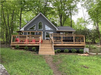 Waterfront, private, upscale cottage! Booking fall & winter! (on OFSC trails)