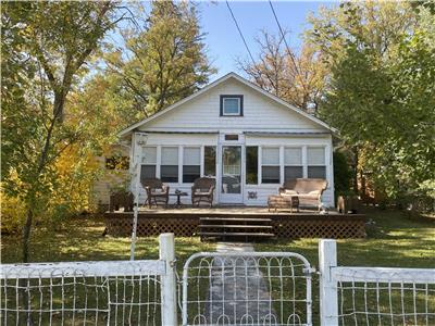 Large Charming Family Cottage in Matlock, MB