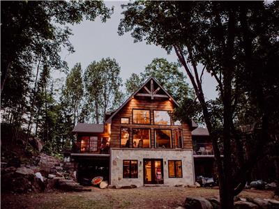 Beautiful Hollow River Family Cottage Close to Algonquin Park