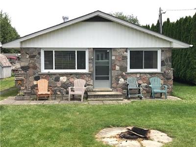 Tidy Cottage in Long Point - Channel docking for your boat