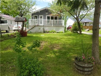 Sunrise Sunset Retreat - Affordable 3Br Waterfront Cottage w/ Pool Table, Kayaks & Canoes