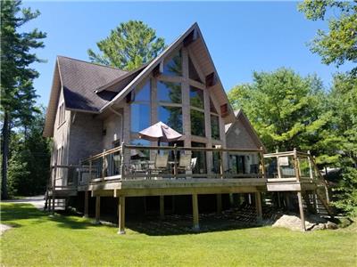 Honey Harbour Luxurious Waterfront Cottage with WIFI / CANOE / SAUNA /  ALL SEASONS ROAD ACCESSIBLE.
