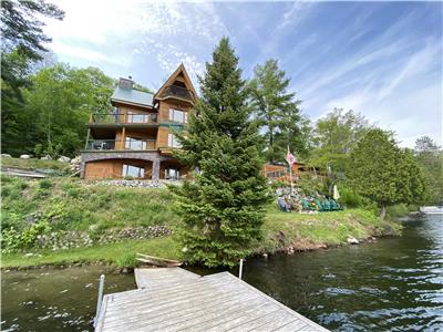 Lakefront Pineview Chalet + Spa on Lac Orignal