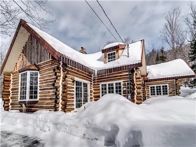 Lalonde Lodge, 3000 square ft Log Cabin, Lac Ste-Marie, Close to Ski Hill