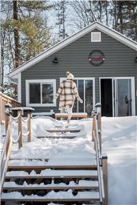 Stunning, Newly Renovated Waterfront cottage, Located in the North of Lake Simcoe (Washago)