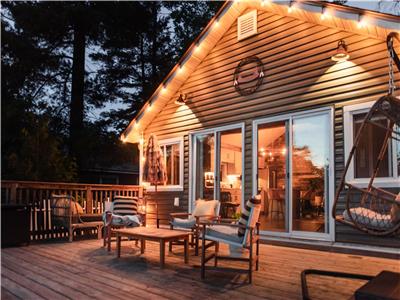 Luxury Waterfront Cottage with Hot Tub in Washago Downtown