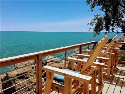 Gorgeous Lakefront cottage on Lake Erie - with HOT TUB