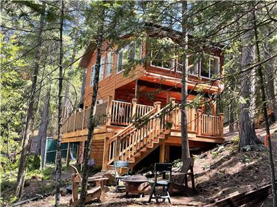 Calabogie Pearl - The Lakeside Chalet - 1 bedroom with hot tub and 2 extra bedrooms with bunk beds