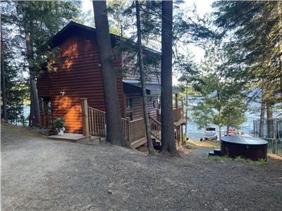 Calabogie Pearl - The Lakeside Chalet - 1 bedroom with hot tub and 2 extra bedrooms with bunk beds
