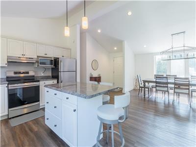 Two weeks available this summer! Relaxing Escape in Grand Bend - Modern 3 Bdrm 2 Bath, Sleeps 8