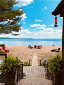 Sandy Pines Beachfront - Weed/Rock-free Private Beach.Sleeps 10, Outdoor Kitchen, + ALL Water Toys