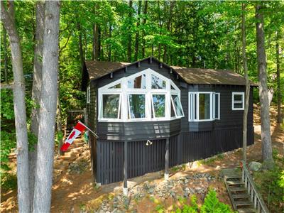 Classic 'Muskoka' Cottage on the Moon River, Bala.