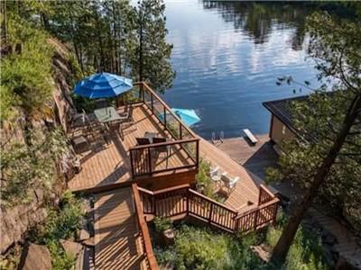 Log Home and Guest Cottage in Windermere on L. Rosseau. Sunsets, great swimming, Sauna, Fishing Boat
