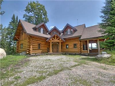 Beautiful lakeside log cabin with private tennis court near Mont Ste-Marie, Lac-Sainte-Marie