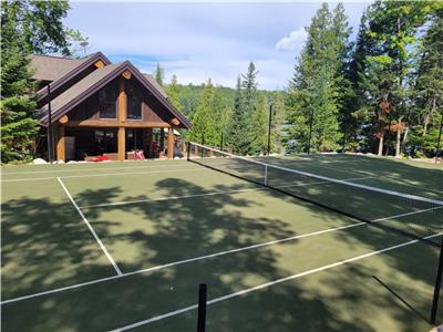 Superbe chalet en bois rond avec terrain de tennis privé près du Mont Ste-Marie, Lac-Sainte-Marie