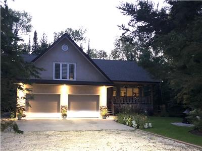 LUXURY FALL COTTAGE RENTAL, EASTERN BEACHES, TRAVERSE BAY ON BEAUTIFUL GRAND PINES GOLF COURSE