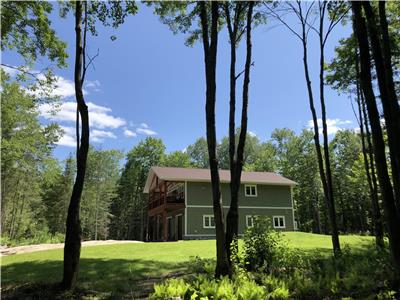 Muskoka Pines Lodge- Modern & immaculate! Beautiful location, steps from picturesque Riley Lake