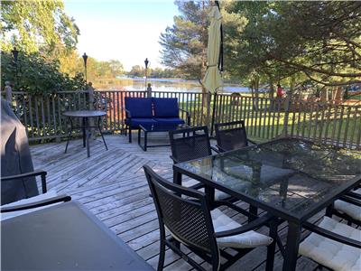 Private Lakefront house with 100 ft on Little Lake/Gloucester Pool. 70 min from 401 & 3 min off 400
