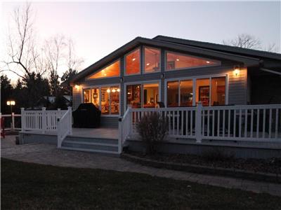 Tranquil Bay Lodge - 5 min walk to sand beach. Kid Friendly. Central AC. 4 fridges. Big garage.