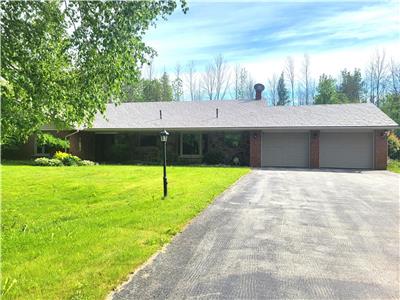 PRIVATE PORT ELGIN COUNTRY HOME WITH POOL