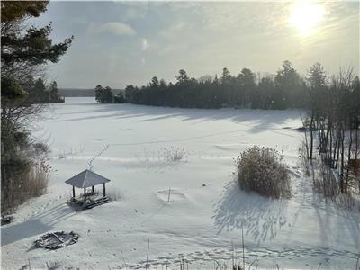 Sjour en famille pendant la pause de mars pour 14 personnes  Lux Lakehouse avec 10 acres de bois