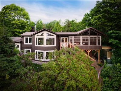 Luxurious Lake House Retreat, Breathtaking Sunset Views. Large sunroom & Dock. True comfort awaits!