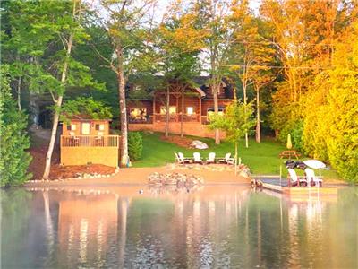 Luxurious Waterfront Cottage with Highspeed Internet / AC / Kayaks / Canoes / Sandy Beach & More!