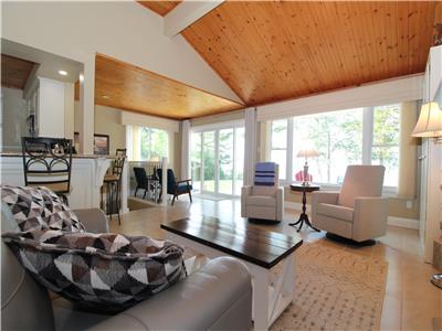 Xanadu: Lakefront Luxury in Beautiful Southcott Pines, Grand Bend! No Fees or Cleaning Charges!