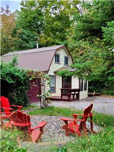 Family cottage, short drive from GTA. Full service. Water access, lots of shade and outdoor space!