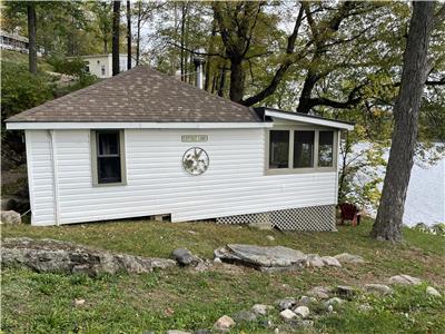 The Whippoorwill Cottage! 2 bedroom Cottage on Crow Lake