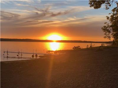 Maple Key Trail: Stellar Sunsets,Hot Tub,3 Bedroom,Pet & Family Friendly,Waterfront,Private Cottage