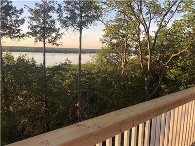 Waterfront Views in restored Farm House in Waupoos  - 10 minutes to Picton
