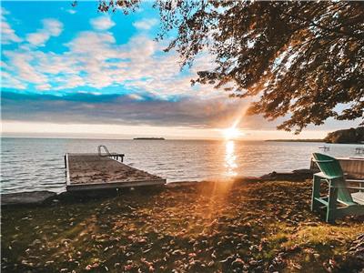 Lakefront beachfront cottage on Lake Simcoe - Cozy and new!