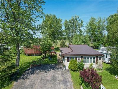 Snug Haven- Haldimand, Charming, Cozy, year round lake-view cottage surrounded by nature.