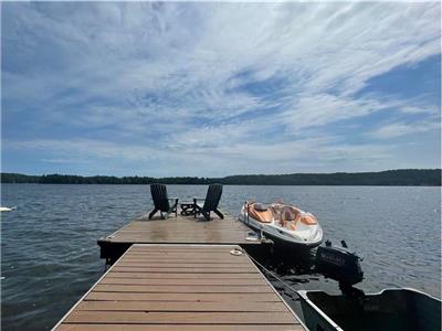 Cozy Weekenders Cottage on Horseshoe Lake with breathtaking views (Fishing boat available for rent)