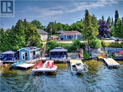 Beautiful family Kawartha (Dunsford) lakehouse with amazing waterfront + extras ! 1hour from Durham