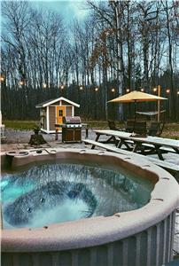 Luxury Private Cottage on Five Acres with Hot Tub & Direct Access to Public Beach!