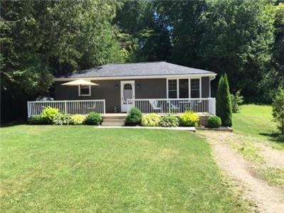 Huron Lakefront Cottage is located along the beautiful shoreline of Kincardine.