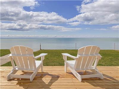 Beach House Niagara, 1 acre, 4 bed 4 bath, 5,000 sqft, Renovated, Hot Tub, 2 Fireplaces, Peloton Gym