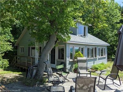 Pretty and Private Lakefront Cottage on Lake Huron - Close to Kincardine - NEW Listing