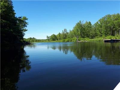 Peace and serenity on 13 private acres.South of Bancroft, close to trails, kayaks,paddleboat, wifi