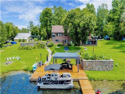 Luxury 6-bedroom waterfront cottage! *HOT TUB available*