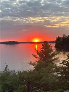 Severn Area- Six Mile Lake  4 Bedroom, 4 Season Renovated Cottage - Sunsets, Relaxation, Nature, Fun
