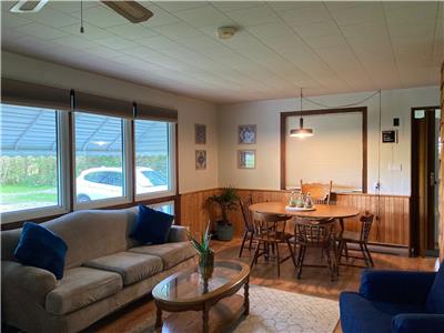 Cheerful Grand Bend cottage steps to the beach- 4.9 Stars on Airbnb