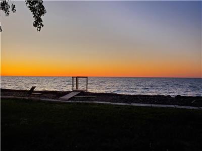 Butterfly Beach House- 4 BR Lakefront Cottage Leamington, ON near Point Pelee NP