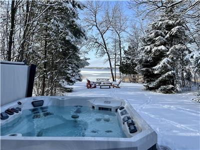 Lakefront private cottage. Hot tub with beautiful views. Amazing sunsets